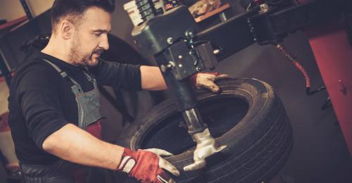 Tyre service technician